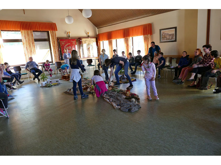 Kinderkarfreitagsliturgie im Gemeindezentrum (Foto: Karl-Franz Thiede)